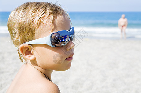 夏天在沙滩上晒着阳光的小男孩图片