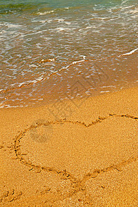 沙滩上的心金子绘画泡沫美丽晴天旅行海岸海洋假期热带图片