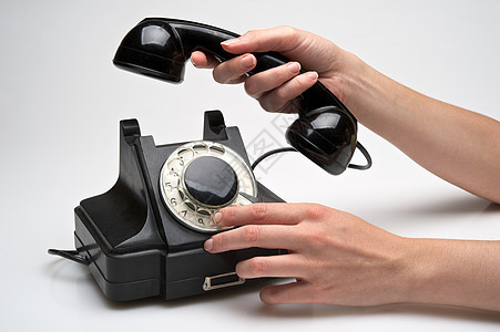 电话被接听的古老电话旋转手指黑色顾客拨号古董机械讲话电讯商业图片