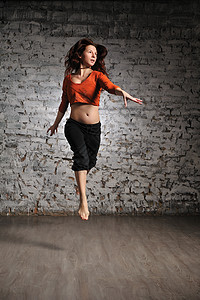 穿运动服跳跃的女孩行动自由体操姿势女士演员运动运动员飞跃衣服图片