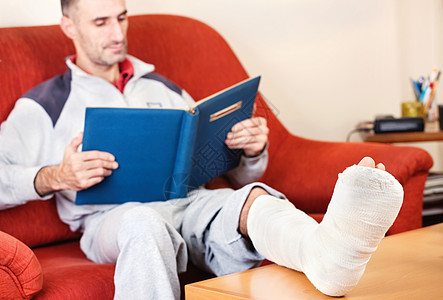 断腿人保险疼痛平衡石膏脚趾拐杖白色痛苦休息骨折图片
