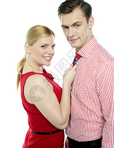 穿着红衣的姑娘拿着他的领带做生意人图片