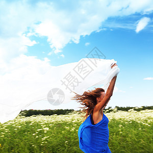 夏季飞跑步头发裙子魅力自由太阳天空纺织品女孩场地图片