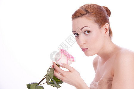 带着粉红玫瑰的美丽年轻美女被隔离纪念日花瓣植物女孩植物群喜悦礼物头发香气化妆品图片