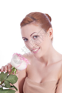 带着粉红玫瑰的美丽年轻美女被隔离玫瑰植物头发女士女孩纪念日植物群礼物香气周年图片