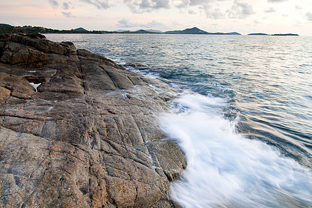 美丽的海景 海与岩石日落海浪地平线泡沫风暴海岸海岸线石头荒野假期图片