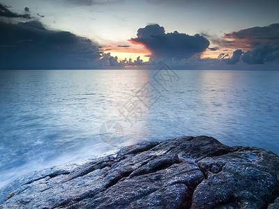 美丽的海景 日落时的海与岩石天空天气旅行海岸线海浪石头泡沫场景蓝色地平线图片