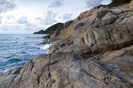 美丽的海景 清晨的海与岩石泡沫支撑假期荒野天空海洋石头地平线旅行海浪图片