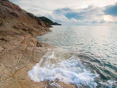 泰国高山水岛 海边的岩石海浪荒野风景蓝色日落泡沫天空场景地平线气候图片