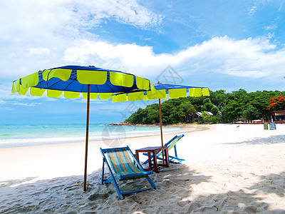 泰国萨米德岛两把椅子和热带雨伞沙滩奢华天空情调假期蓝色地平线支撑风景海洋天堂图片