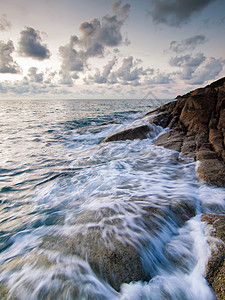 美丽的海景 日落时的海与岩石泡沫荒野戏剧性地平线海岸线气候风暴海岸海浪支撑图片