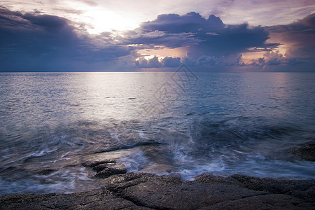 美丽的海景 日落时的海与岩石泡沫海浪风景旅行戏剧性海洋海岸线风暴天空天气图片