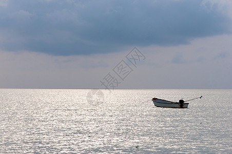 小型渔船帆船钓鱼假期海岸线晴天小艇渔夫绳索木头工作图片