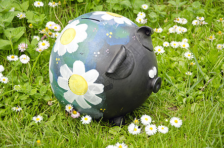 花草上的陶瓷罐背景图片