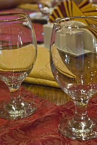 桌子上的眼镜玻璃刀具咖啡店接待婚礼奢华环境食物用餐宴会图片
