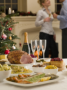 圣诞节自助餐节礼日自助午餐圣诞树和原木拳击烹饪夫妻男人香槟瓶彩灯女士两个人自助餐香槟背景