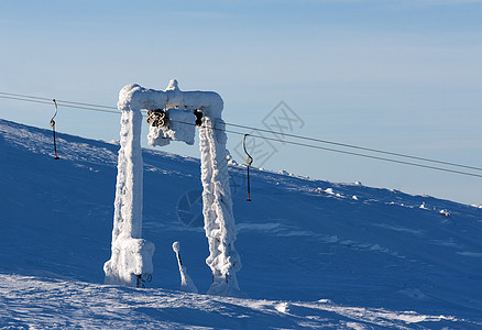 支持滑雪电梯轮子滑轮旅行灯泡喷嘴游客管道天空蓝色缆车图片