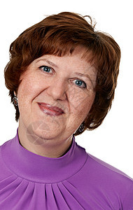 中年妇女近距特辑肖像皮肤紫色女士女性头发雀斑成人化妆品白色棕色图片