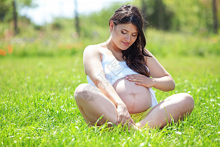怀孕妇女女士父母冒充诞生女性母亲肚子女孩公园成人图片