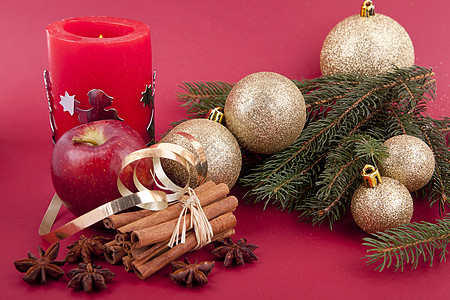 圣诞节苹果圣诞装饰红苹果 肉桂 香肠和红底树火花庆典香气假期八角食物香料芳香季节丝带背景