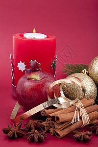 圣诞装饰红苹果 肉桂 香肠和红底树芳香火花季节丝带八角装饰品星星宏观庆典香料图片