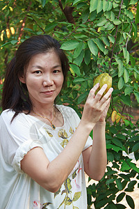 美丽的女人在花园里挑选马飞女神图片