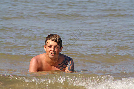 少年男孩在海中女孩天空幸福蓝色微笑男人海浪夫妻喜悦游泳图片