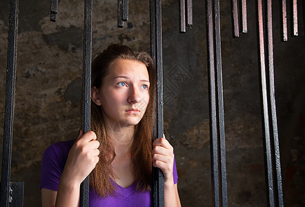 女青年关在牢里囚犯监狱人口死亡惩罚犯罪女士局限细胞孤独图片