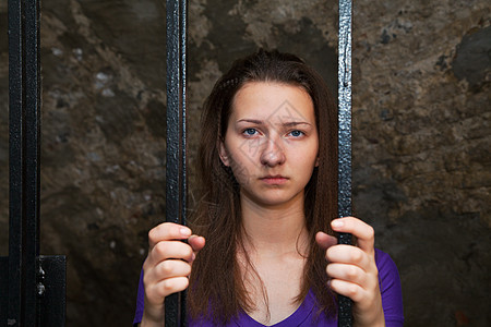 女青年关在牢里犯罪惩罚女性孤独局限人口囚犯监禁安全监狱图片