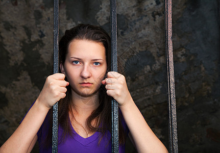 女青年关在牢里安全细胞死亡酒吧监狱人口孤独女性惩罚局限图片