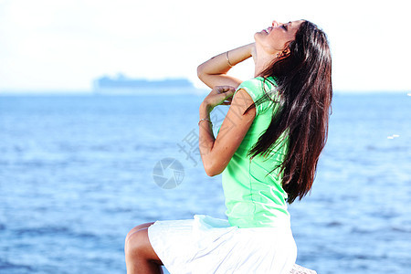 海上放松海洋太阳黑发女性闲暇海滩蓝色魅力天空成人图片