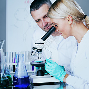 化学实验室中的科学家技术员研究科学手套实验医生液体生物学团队技术图片