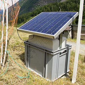 瑞士阿尔卑斯山的太阳能电池板电击农场围栏电池高山能源牧场农村草地太阳图片