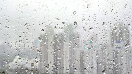 有城市背景的玻璃上的雨滴图片