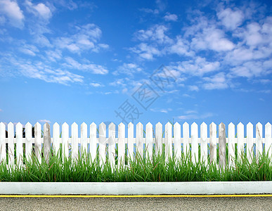 蓝色天空的白栅栏绿色地平线街道栅栏白色叶子场地大街草地院子图片