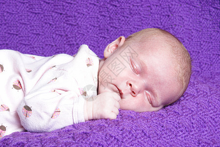 睡着的女婴女性女儿婴儿婴儿期毯子孩子幸福眼睛童年工作室图片