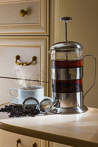 古董家具背景上的茶叶饰件早餐咖啡店茶壶盘子陶瓷咖啡拿铁饮料投手工具图片