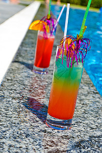 游泳池附近的鸡尾酒游客正方形假期泳池水果橙子奢华苏打水池果汁图片