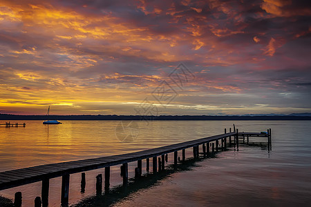 斯塔恩伯格湖日出日落反射海浪假期季节橙子海岸墙纸支撑天空图片