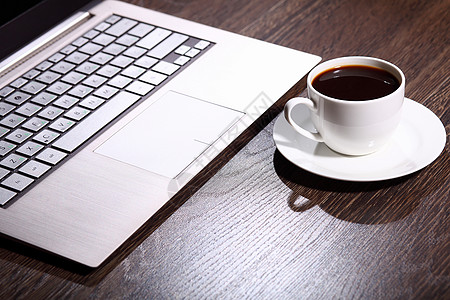 商业工作场所的咖啡早餐报纸笔记男性桌子杯子会议电脑文书餐具图片