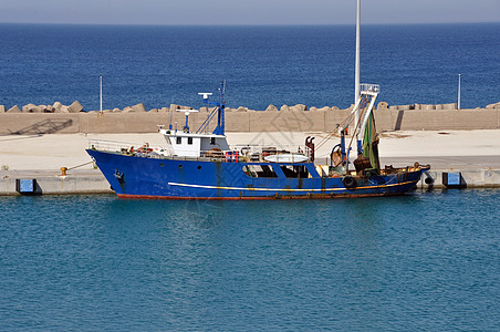 生锈捕捞拖网渔船图片