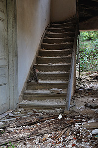 旧木制楼梯和肮脏地板图片