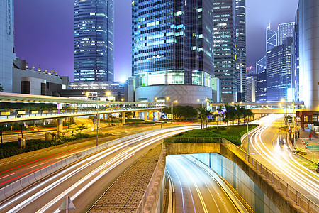 夜间在城市中闪亮的交通汽车驾驶商业运输景观市中心公共汽车运动建筑街道图片