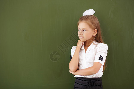站在黑板旁边的酷女孩女性孩子知识大学木板女学生粉笔童年班级教育图片