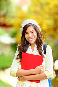 秋季公园的年轻女学生图片