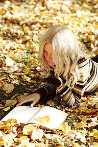 女子在公园读书团体蓝色花园互联网电脑大学橙子季节树叶金发女郎图片