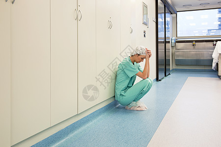 独自坐着的心痛外科医生图片