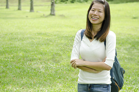 亚裔女孩教育微笑幸福成人学生青少年学习女士校园大学图片