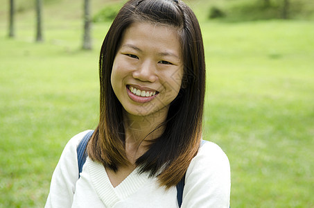 亚裔女孩学生女士女性教育幸福学校校园微笑大学学习图片
