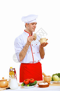 青年烹饪准备食品男人男性桌子帽子美食成人餐厅微笑勺子工作图片